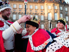 Pedesitrans dress as royals at Christiansborg Palace Square before the proclamation of abdication of Denmark’s Queen Margrethe II, in Copenhagen, on January 14, 2024. Denmark turns a page in its history on January 14 when Queen Margrethe abdicates and her son becomes King Frederik X, with more than 100,000 Danes expected to turn out for the unprecedented event. (Photo by Mads Claus Rasmussen / Ritzau Scanpix / AFP)