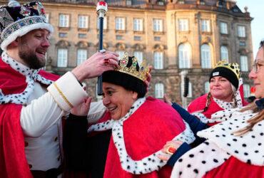 Pedesitrans dress as royals at Christiansborg Palace Square before the proclamation of abdication of Denmark’s Queen Margrethe II, in Copenhagen, on January 14, 2024. Denmark turns a page in its history on January 14 when Queen Margrethe abdicates and her son becomes King Frederik X, with more than 100,000 Danes expected to turn out for the unprecedented event. (Photo by Mads Claus Rasmussen / Ritzau Scanpix / AFP)